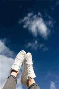 不装了，抱上厂长大腿后我真香了小说