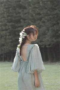 穿成短命女配，她逆袭成团宠