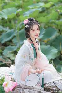 转身不爱后，小青梅竟当众表白