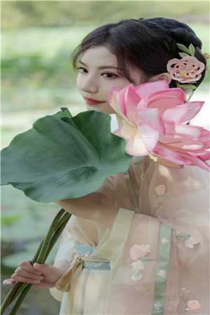 穿成假千金后，她靠系统走红了